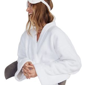 Vente en gros Peignoir en molleton de flanelle moelleux en jacquard gaufré doux et chaud pour hommes avec logo Peignoir de bain en flanelle en peluche unisexe pour hommes - Product Image 3