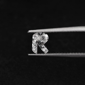 Diamante suelto de corte elegante con letra R, cultivado en laboratorio, certificado IGI, VVS, de 1 quilate, estilo popular, para la elaboración de colgantes, al mejor precio. - Product Image 1