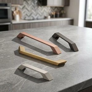 Tirador de latón macizo moderno de alta resistencia para gabinetes de cocina y puertas, tirador largo para cajones, herrajes de tamaño personalizado, calidad de exportación del fabricante - Product Image 2