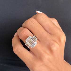 Bague de fiançailles et de mariage en or avec diamant de laboratoire taille émeraude de 12 carats pour femme |   Bijoux de Mariage de Luxe en Cadeau - Product Image 1