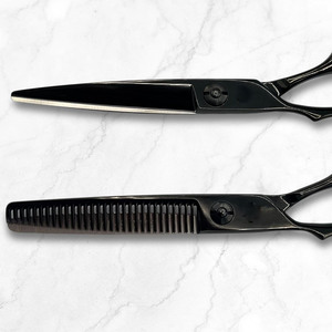 Ensemble de ciseaux de coiffure 5,5 pouces - Noir mat - Comprend des ciseaux de coupe et des ciseaux à effiler - Acier japonais 440C - Pour barbiers et coiffeurs - Product Image 3