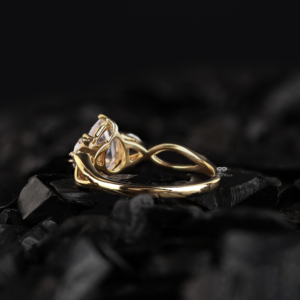 Anillo de compromiso con diamante cultivado en laboratorio de corte pera inspirado en la naturaleza, con piedras laterales marquesa y vástago retorcido, joyería nupcial de oro de 14K - Product Image 3