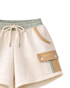 Conjunto de dos piezas casual para mujer: Sudadera corta con cremallera y bloques de color verde salvia, y pantalones cortos con bolsillos cargo. Poliéster y algodón. Venta al por mayor personalizada. - Product Image 6