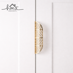 Tirador de latón dorado artístico tradicional con borde curvo, ecológico y duradero, herrajes de lujo para armarios, cocinas y baños. - Product Image 6