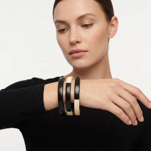 Brazalete de Resina Hecho a Mano con Flores, Colores Negro y Crema, Opción de Color Personalizado - Regalo de Navidad y Regreso a Clases, Colección Hecha a Mano - Product Image 1