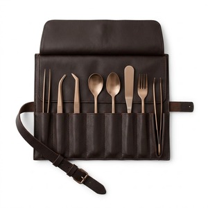 Ensemble de 8 ustensiles de chef en acier inoxydable robuste avec étui en cuir marron, cuillère, fourchette, pinces, spatule, pincettes, compatible lave-vaisselle - Product Image 4