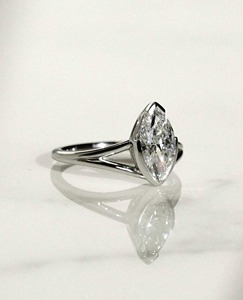 แหวนเพชรทรงมาร์คีส์ เพชรเลี้ยงในห้องปฏิบัติการ ทองคำขาว 14K ความใส VVS1 รับรองโดย IGI สไตล์มินิมอล แหวนสัญญาหมั้นสำหรับผู้หญิง - Product Image 1