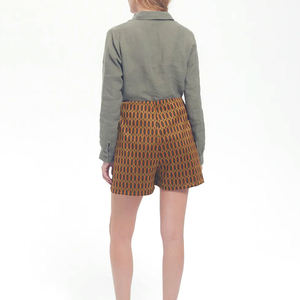Shorts modernos para mujer con tela ligera y corte moderno para viajes a la playa, deportes y uso diario informal. - Product Image 3