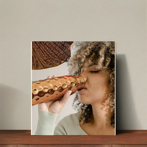 Bouteille d'eau en cuivre pur, finition brillante effet diamant, design classique martelé, gravée, écologique, inspirée des créations anciennes et de l'ayurveda, Uttar - Product Image 5