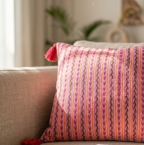 Funda de Cojín Cuadrada con Borlas y Estampado de Rayas Verticales en Rosa, Naranja y Magenta, Diseños Personalizados 18X18 - Product Image 3