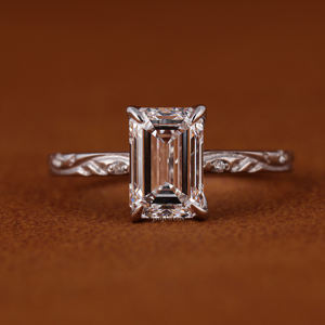 Anillo de Compromiso con Diamante Cultivado en Laboratorio VVS Personalizado, Certificado por IGI, Oro Sólido de 14K, Corte Esmeralda HPHT, Estilo Clásico con Engaste de Puntas - Product Image 1