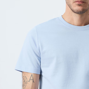 T-shirt en jersey pour homme, couleur unie, manches courtes, texture lisse, look contemporain / Col rond avec logo - Product Image 3