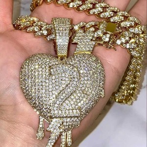 Colgante de Lujo Estilo Hip Hop con Piedras de Moissanita VVS, Joyería Personalizada 3D con Nombre, Hecha en Fábrica, en Cadena Cubana para un Look Moderno - Product Image 1