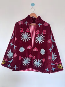 Chaqueta de terciopelo granate para mujer, bordada con motivos florales bohemios, cuello alto, hecha a mano, artesanal, para otoño. - Product Image 5