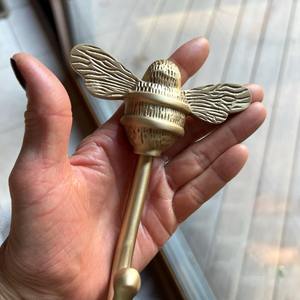 Crochets muraux en laiton de grande taille en forme d'abeille, adaptés aux serviettes de cuisine, aux tabliers et aux sacs, crochet décoratif artisanal fabriqué en Inde - Product Image 4