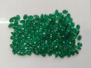 Onyx vert naturel 7x5MM ovale cabochon, pierre précieuse de qualité supérieure pour la fabrication de bijoux - Product Image 1