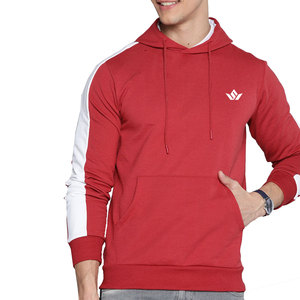 เสื้อฮู้ดผู้ชายสีแดง แขนเสื้อสีขาวลายทาง มีกระเป๋าหน้า สไตล์สตรีทแวร์ลำลองสำหรับฤดูหนาว ทรงปกติ ผ้าถักจากฝ้าย แห้งเร็ว - Product Image 1