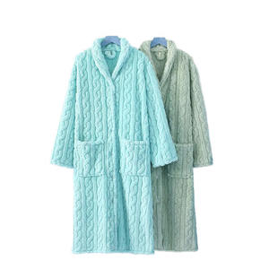 Peignoir élégant pour la maison avec logo brodé, en coton doux, pour un confort optimal et des soins personnels - Product Image 5