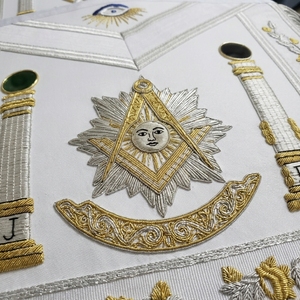 Tablier maçonnique personnalisé brodé, forme carrée, symbole de l'Œil Tout-Voyant, franges dorées, insignes de loge maçonnique, badge à coudre, cérémoniel - Product Image 2