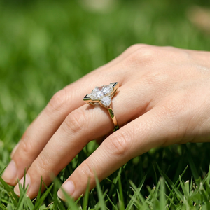 Bague de fiançailles à trois pierres en diamant de laboratoire, taille hexagonale et taille triligne, sertie à griffes, certifiée IGI, plaqué or 14K, tendance, pour mariée - Product Image 5
