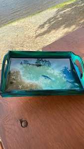 Plateau artisanal en bois et résine, thème océan, avec coquillages et sable véritable, pigment qui brille dans le noir. - Product Image 5