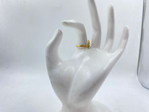 Anillo de latón chapado en oro geométrico moderno de estilo contemporáneo Anillos de moda de diseño angular llamativo - Product Image 2