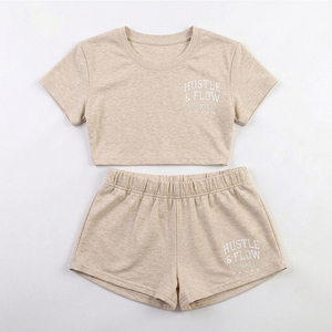 Conjunto de camiseta corta de manga corta y pantalones cortos para mujer con diseño de logotipo personalizado de fabricante profesional para uso casual. - Product Image 1
