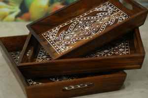 Ensemble de plateaux en bois rustique : Plateaux de service en sheesham faits à la main avec bords sculptés - Product Image 3