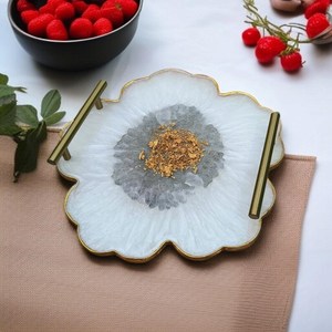 Bandeja de Resina Hecha a Mano con Diseño Floral, Hojuelas Doradas y Asas de Latón, Diseño Personalizable, Decoración Artística para el Hogar, para Bodas y Regalos - Product Image 3