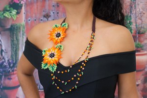 SUPER SOLDE : Collier vintage perlé Huichol avec marguerites Gerbera pour anniversaire, Noël, mariage - Product Image 2