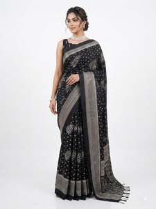 Sari de crepé negro con estampado digital, bordes grises y motivos de hojas, ropa tradicional de boda para mujer, largo hasta el suelo, corte regular, listo para usar. - Product Image 4