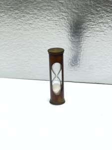 Reloj de arena de 4'' de latón macizo con acabado Commando y diseño 3D de animal/ángel |   Pie Decorativo Vintage para Mesa de Graduación - Product Image 3