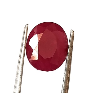 Pierre précieuse naturelle en rubis africain de 5,60 carats, taille ovale, facettée, non montée - Product Image 1