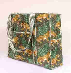 Sac fourre-tout en coton matelassé à imprimé léopard fait main avec fermeture à bouton, style bohème pour la plage et les voyages, dernier design de mode - Product Image 3