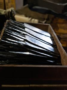 มีดทำครัว Tosa-uchihamono Gyuto สำหรับเชฟ ใบมีดเหล็กกล้าคาร์บอน ด้ามไม้ ใช้ได้ทั้งมือซ้ายและขวา เป็นมิตรกับสิ่งแวดล้อม ผลิตจากเหล็กตีขึ้นรูป ผลิตในญี่ปุ่น - Product Image 5