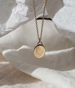 Collier avec pendentif de forme ovale, chaîne de 17 pouces, médaille minimaliste en forme de disque, breloque gravée, bijoux fins de luxe à porter au quotidien - Product Image 1