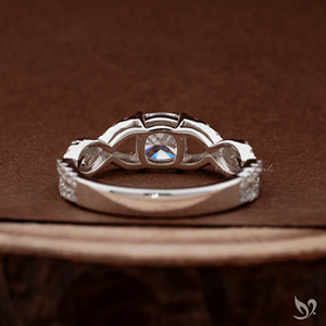 แหวนเพชรทรงคุชชั่น 1 กะรัต เพาะเลี้ยงในห้องปฏิบัติการ ดีไซน์เกลียวประดับเพชรแบบพาเว่  รับรองโดย IGI ตัวเรือนทองคำขาว 10K แหวนหมั้น - Product Image 3