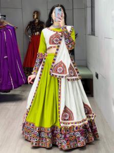 Conjunto de Lehenga Choli Tradicional de Rayón y Algodón para Mujer al por Mayor con Falda de 6 Metros y Trabajo de Espejos, Ideal para Festivales y Bodas - Product Image 1