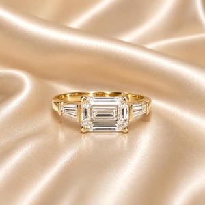 Anillo de Compromiso con Diamante Natural Corte Esmeralda, Certificado IGI, Engaste Oeste-Oriente con 3 Piedras, Oro de 14K, Anillo de Lujo - Product Image 1
