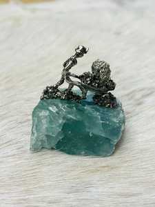 El adorno decorativo parece ser una figurita de minero de cristal de fluorita con una pequeña estatua de minero de metal que sostiene cestas. - Product Image 6