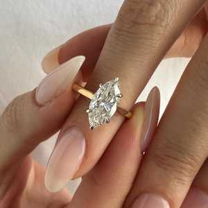 Bague solitaire en diamant taille marquise de 2 carats, sertie en bas, avec griffes en platine bicolore, certifiée IGI - Product Image 2