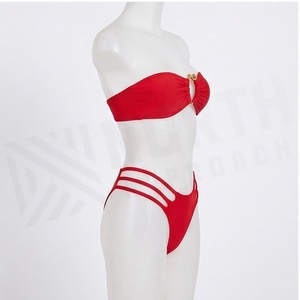 Ensemble de bikini bandeau rouge avec détails ajourés et bas string, maillot de bain pour femme - Product Image 3