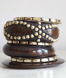 Pulsera de Madera con Pentagrama Retro, Diseño Ancho con Remaches, Accesorio Unisex Moderno, Hecho a Mano, Resistente al Agua, Color Natural - Product Image 5