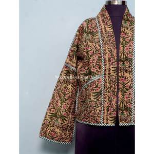 Veste en coton Kantha faite à la main pour femmes, réversible, imprimé floral, manteau court d'hiver, veste tricotée d'été effet peau de serpent pour femmes - Product Image 3