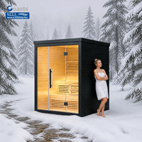 Sauna extérieur cubique en charbon de bois avec intérieur en hemlock, bancs multi-niveaux et éclairage sous banc pour terrasse vue sur le lac