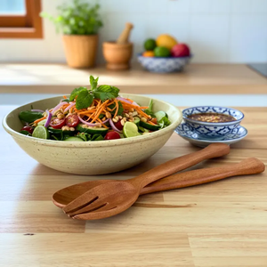 Juego de utensilios para servir ensalada de madera tallada a mano: Cuchara de cocina rústica - Product Image 1
