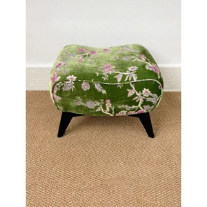 Pouf en velours vert à motifs floraux, design compact de style mid-century, ottoman en tissu, décoration de salon, pièce unique faite à la main - Product Image 1