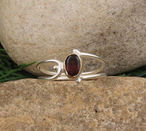 Bague empilable minimaliste et délicate en argent sterling 925 avec grenat rouge naturel serti clos, bijou de mariage, pierre de naissance de janvier - Product Image 1