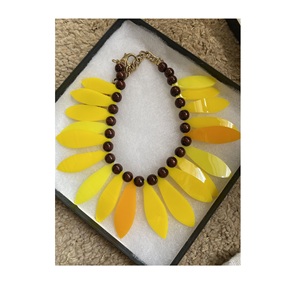 Collar de Resina Hecho a Mano Ecológico con Detalles de Madera APEX ALIGN, Estilo Lindo, Joyería de Moda Sostenible para Mujer, Producto de Terceros - Product Image 1