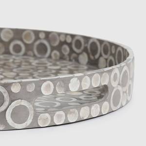 Bandeja redonda artesanal con incrustaciones de nácar, diseño de mosaico circular de conchas, borde elevado y asas laterales para mesa. - Product Image 4